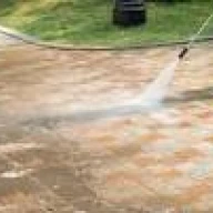 Nettoyage de cour en béton avec nettoyeur haute pression en Dordogne 24 élimination des salissures