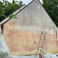 Façade de maison encrassée avant nettoyage en Dordogne 24 préparation chantier nettoyage façade