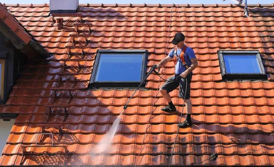 Démoussage de toiture en Dordogne nettoyage de tuiles avec nettoyeur haute pression