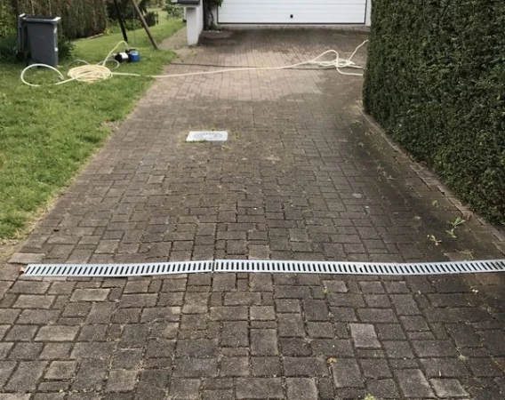 Nettoyage allée en pavés devant maison en Dordogne 24 entretien extérieur et démoussage