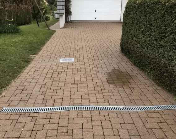 Nettoyage allée pavée devant garage en Dordogne 24 entretien extérieur maison