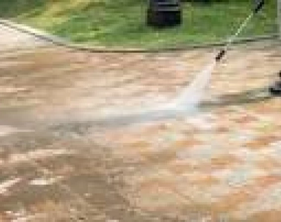 Nettoyage de cour en béton avec nettoyeur haute pression en Dordogne 24 élimination des salissures