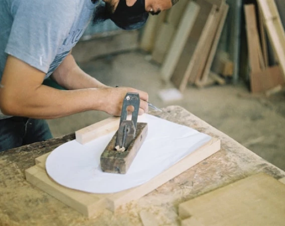 Découpe bois d'un meuble de cuisine équipée, préparation de l'installation de la cuisine