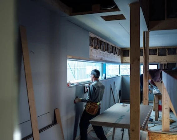 Pose de la tuyauterie par un ouvrir de notre entreprise